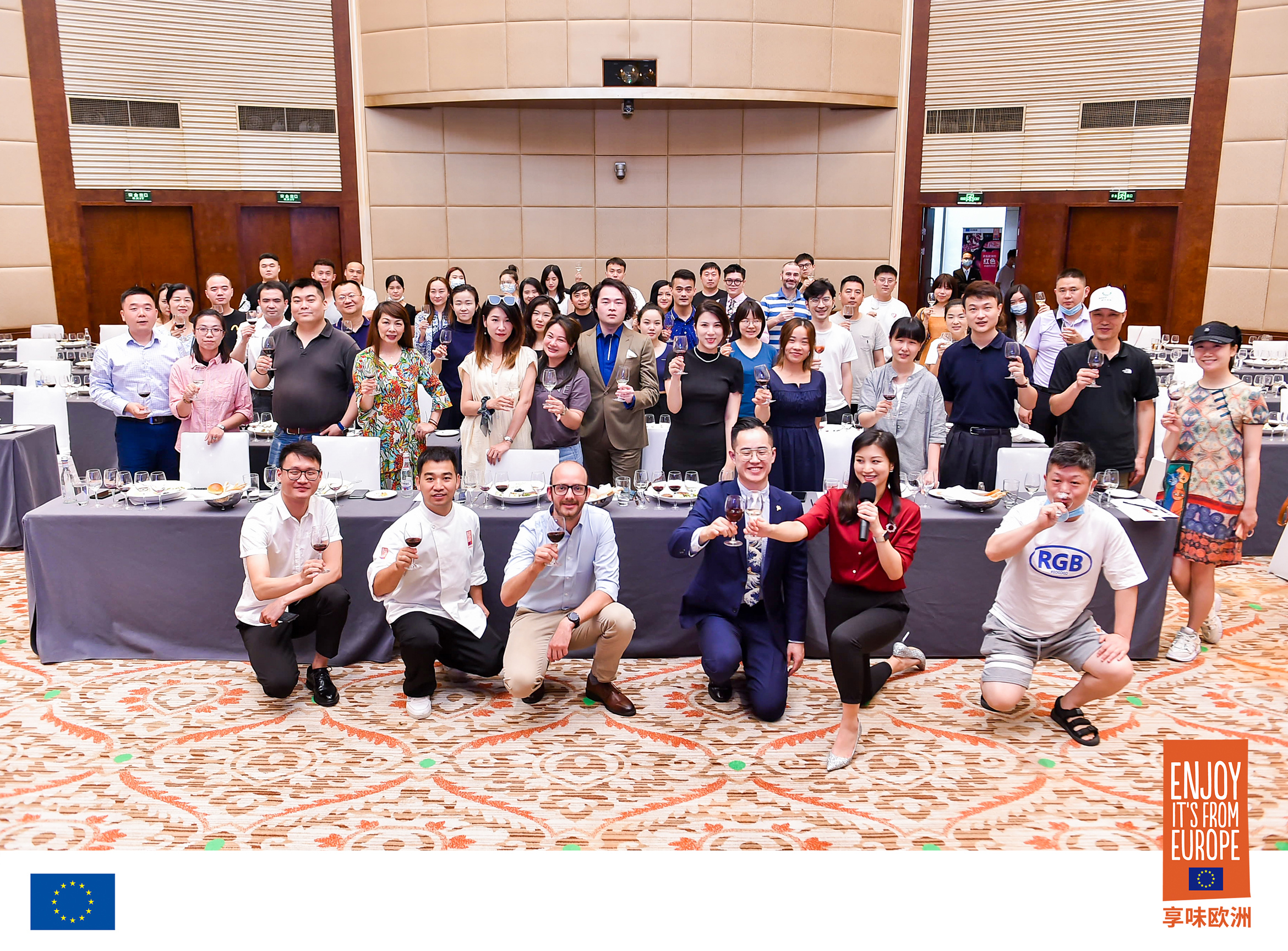 Family picture with participants of Wuhan Tasting.